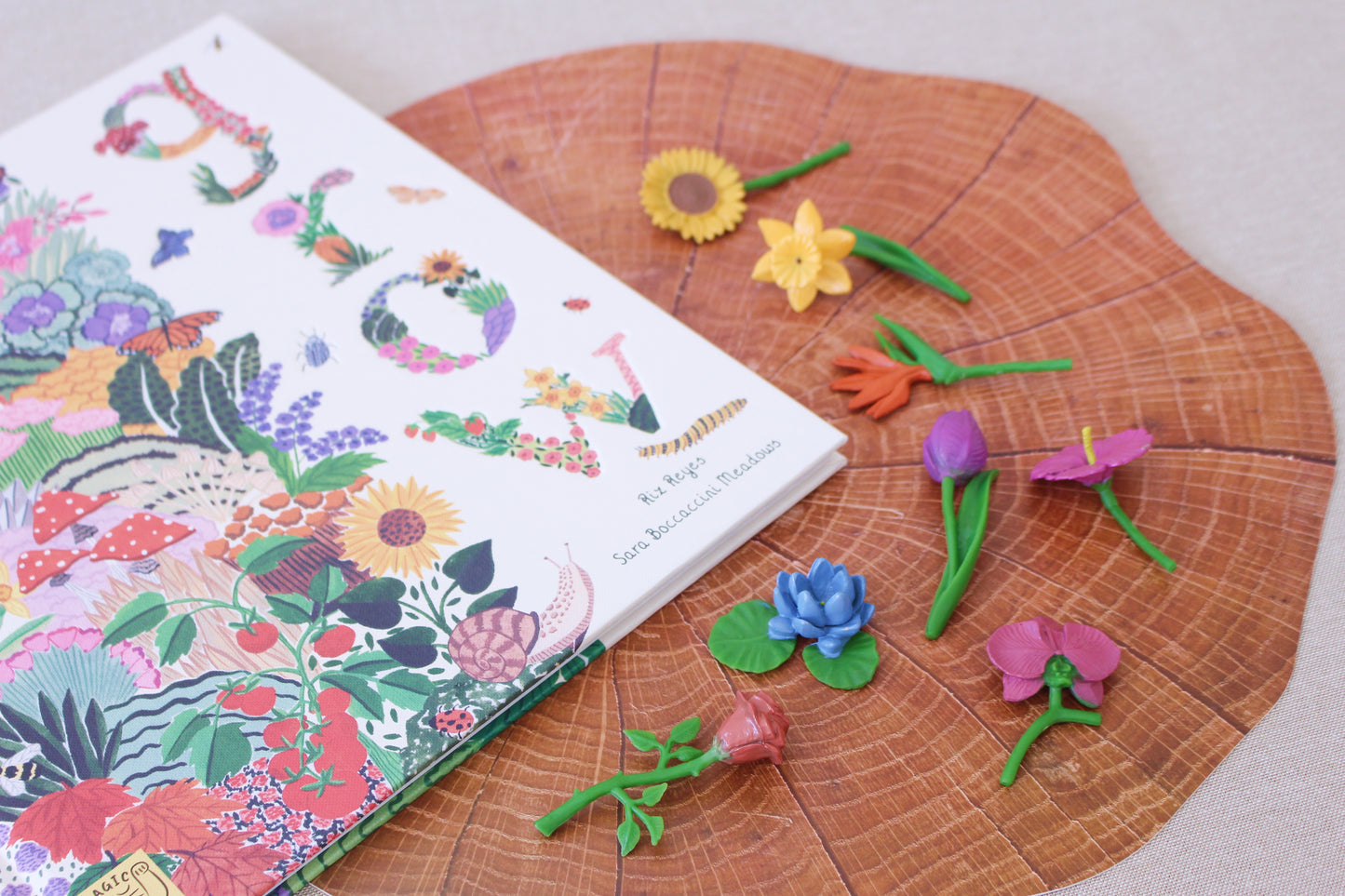 Beautiful Flowers Around the World - Set of Figurines